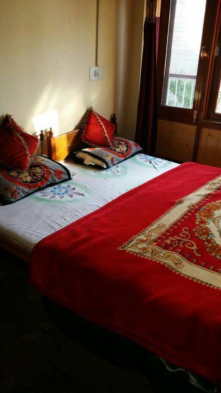 Taj Guest House Srīnagar Esterno foto