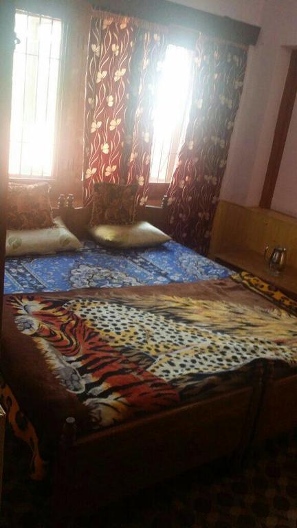 Taj Guest House Srīnagar Esterno foto
