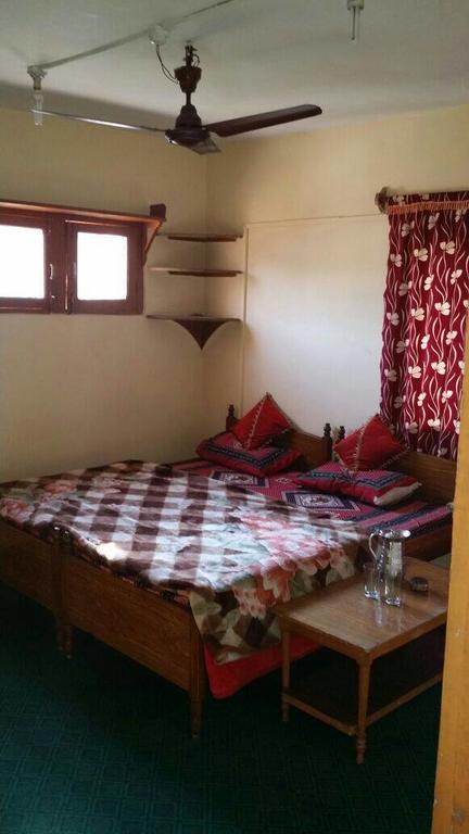 Taj Guest House Srīnagar Esterno foto